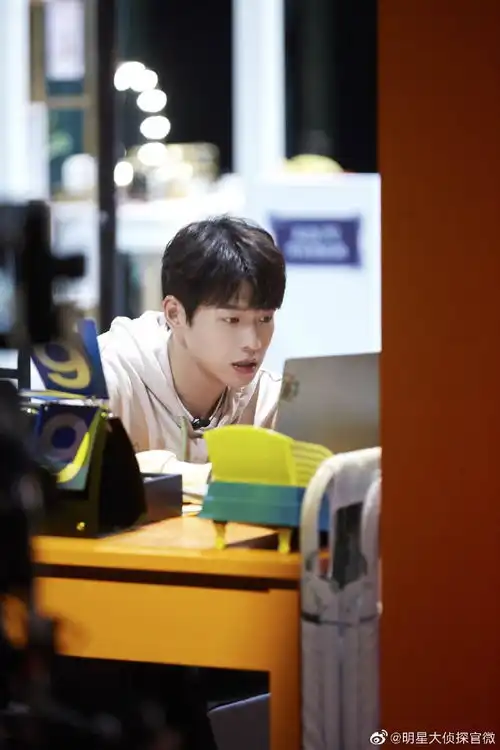 组图明侦魏大勋剧照曝光着米色卫衣笑容满分