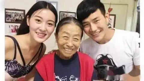 小兵张嘎长相帅气,娇妻是张少华的孙女,当看到车库那刻男人的终极梦想