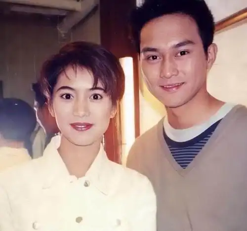 张智霖儿子母亲节晒照,魔童揽妈妈臂膀彰显男友力,身高赶超妈妈