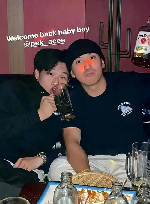 陈坤20岁儿子回国现身酒吧喝酒蹦迪太成熟,带豪气金表神态像爸
