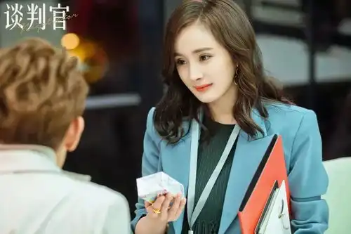 带货女王杨幂谈判官造型百变,简直就是行走的女性穿搭教科书
