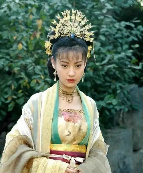 41岁杨雪近照曝光,隐婚嫁给其貌不扬老公,如今复出却被质疑整容
