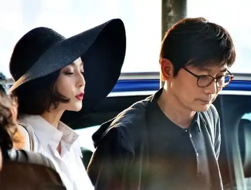 范冰冰搭讪刚下车的葛优笑靥如花谈笑风生,他依旧延续有头发的风格