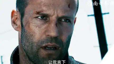 影视花絮杰森斯坦森拍戏不要命,徒手摸高压电被炸飞
