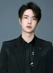 关晓彤王一博同喝饮料,看到两人的眼神,网友真不怕鹿晗吃醋
