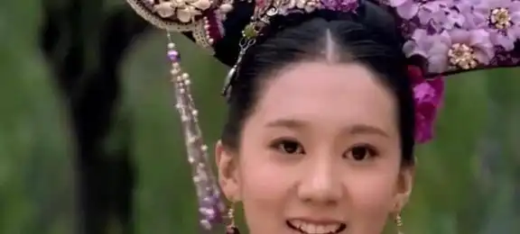 甄嬛传果郡王新婚夜喝醉时,喊出一个字,无知的浣碧还沾沾自喜