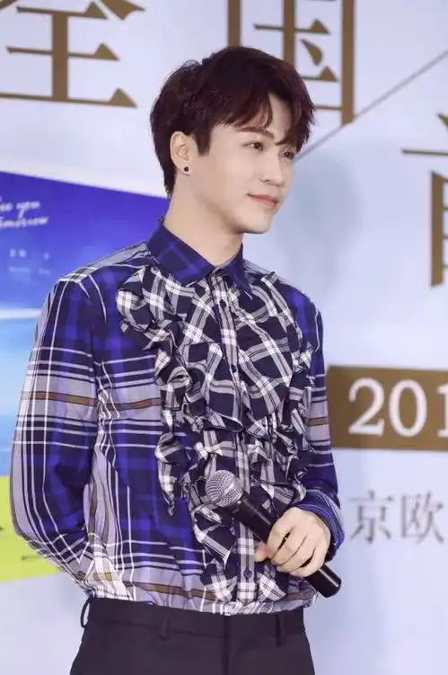 孟瑞倾城时光秀眼技新书首签会遭粉丝亲密吐槽
