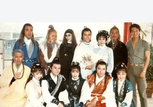 83版射雕罕见剧照跑龙套的周星驰,黄蓉羞愧大笑
