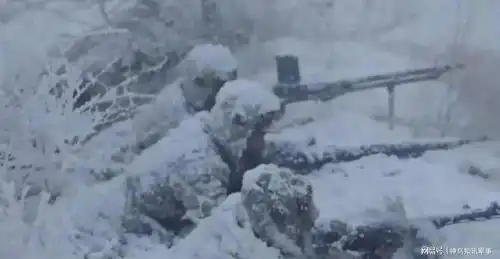 1950年,志愿军战士脱离阵地狂奔,几秒后美军阵营被轰开一个口子