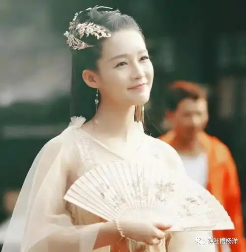 杨洋和女友亲密照曝光,女友居然是她,网友真幸福
