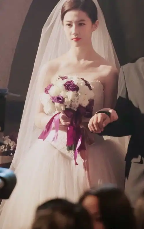 8位女星婚纱造型,杨紫回眸一瞬怦然心动,古力娜扎仙出新高度