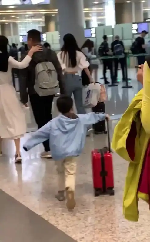 baby一家同时现身不同框,杨颖小海绵拎超多东西,黄晓明略显孤独
