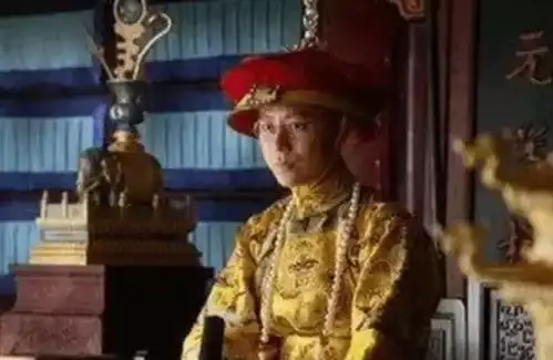 溥仪悲催的晚年被妻子用菜刀追赶不敢吭声,向妻子下跪认错
