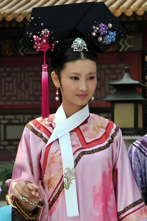 甄嬛传中沈眉庄宁可枝头抱香死的性格,就藏在她的跪姿细节上
