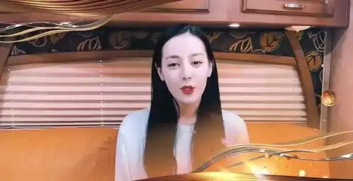 迪丽热巴长成李小璐最新近照被指老的快,新剧路透显真实颜值