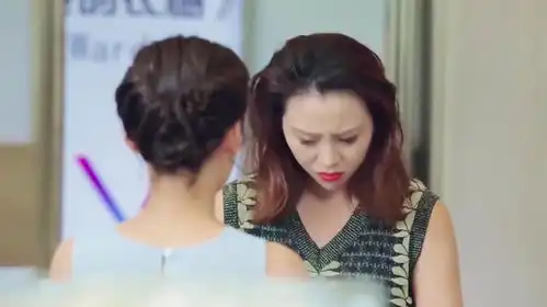 倾城时光姑娘把香槟泼美女礼服,富二代好心帮她,反被人一顿怼