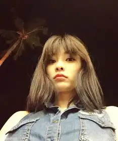 柳岩清纯亮相与家人齐拜年