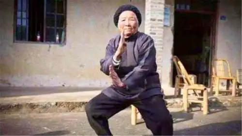 九旬老太拒绝上户口,临终才说出真实身份,网友藏得很深
