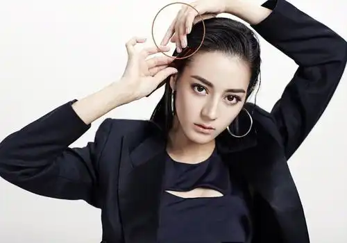 丁文琪用结婚照和一众明星教教你,素雅美甲一样可以美上天
