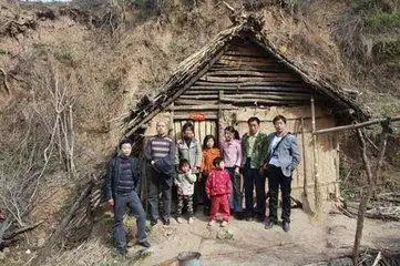为生儿子,却生下了八个丫头,遭遇不幸的超生游击队靠捡垃圾为生