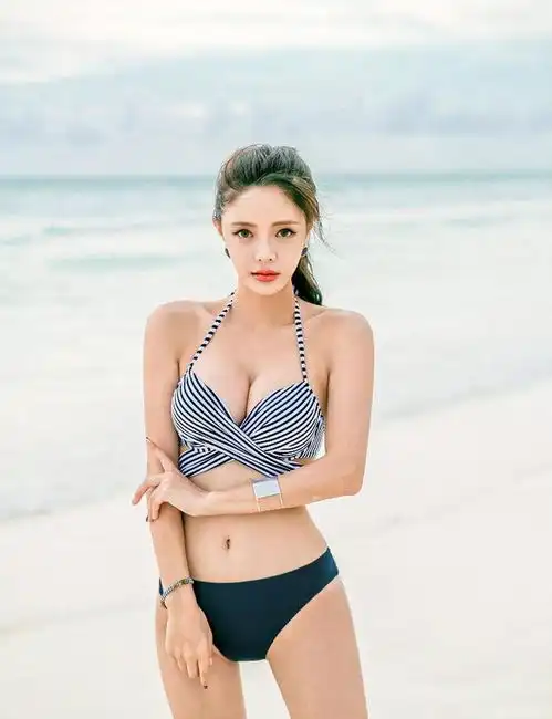 性感比基尼小姐姐,身穿泳衣,美丽身材一览无余,非常吸引人
