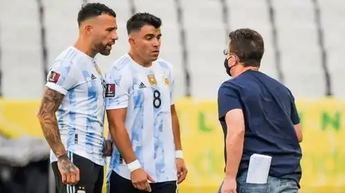 巴阿大战停摆外媒曝便衣配枪入场,小球迷苦等梅西后孤注一掷