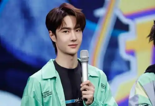 王一博身高180蔡徐坤身高184,两人同框时,谁留意双方的身高差
