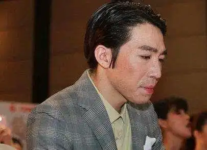 俞灏明晒古装剧照,英姿飒爽气场十足,脸上皮肤保养不错