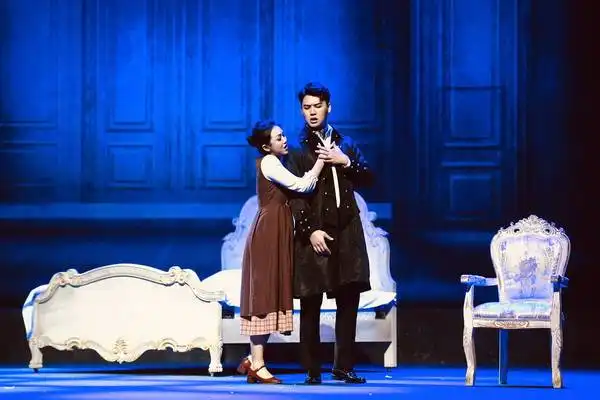 蓝色妖姬和纪念票,550位观众陪上音歌剧院一岁庆生
