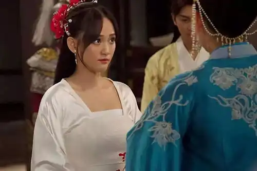 剧中强行扮嫩的明星,周迅不算啥,看到她想关电视