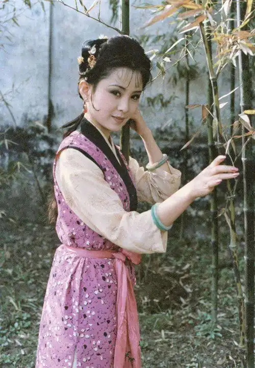 87版红楼梦之晴雯剧照第二张撕扇子的最美了
