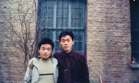 王宝强跑龙套时旧照,曾在清宫戏当群演,为冯小刚的电影露宿街头
