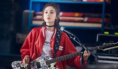 一直很瘦的娜扎也开始发福了身穿红色碎花裙,没想到意外好看
