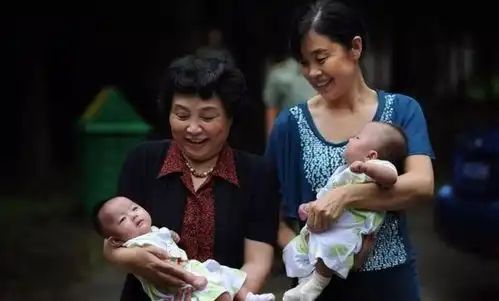 10年前,60岁母亲生下双胞胎,他们后来过得怎样