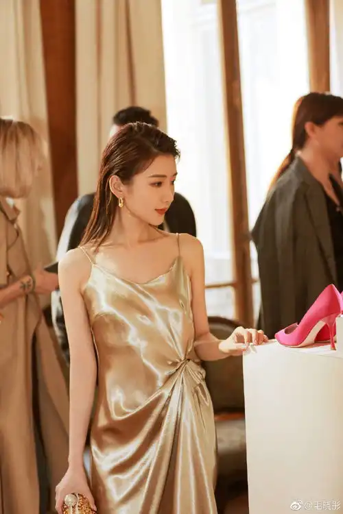 毛晓彤亲临巴黎时装周,这身搭配堪称完美清凉长裙,美得让人难忘
