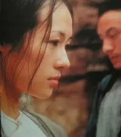 章子怡跪地为女儿擦嘴,眼神宠溺,这样的章子怡汪峰造吗
