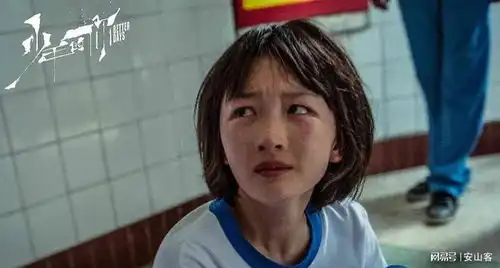 周冬雨出席戛纳晚宴,造型大翻车,小鸡嘴好奇怪,看起来又老又小