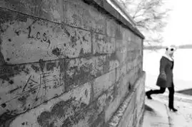 北京多处文物成游客留言板天坛回音壁变签名墙
