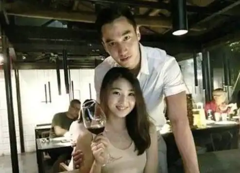 甜蜜暴击阿娇晒与男友海边亲密照,希望能够开花结果
