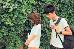 谁有没有情侣的图片,是一连下来好几张的那种
