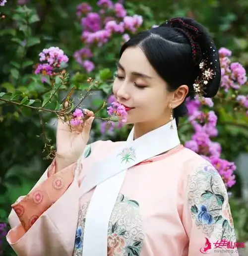 再穿清宫装杨颖服饰素净,一派端庄,演被打入冷宫的宠妃
