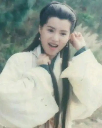 神雕侠侣幕后照杨过搂着小龙女,最后一张是大雕扮演者