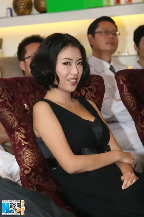 子弹民女赵铭低胸装捞金将接受胸部整形手术