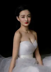 24岁的徐璐身材有多好穿吊带裙美得不敢认,难怪张铭恩爱不释手
