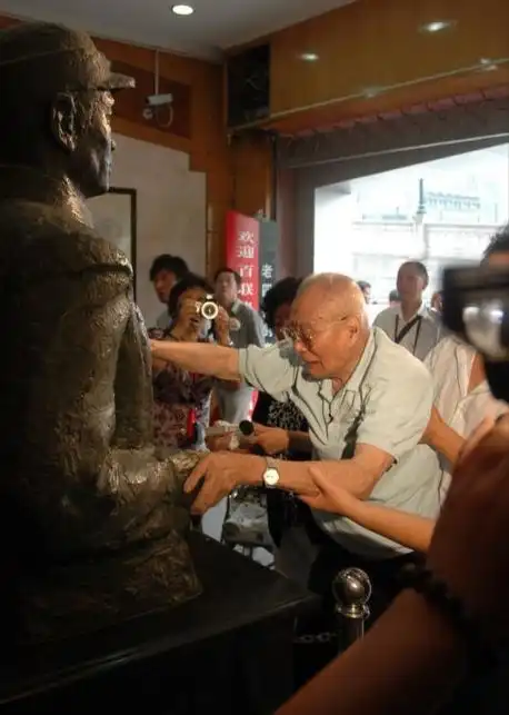 八佰王文川历史原型谢晋元教会他吹口琴,身份秘密藏了半辈子
