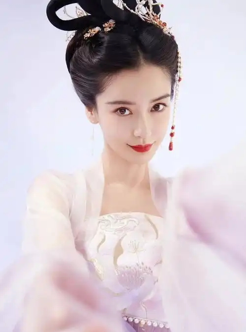 女星最新古装造型赵丽颖贵气,白鹿梦回周生,吴谨言像仙女