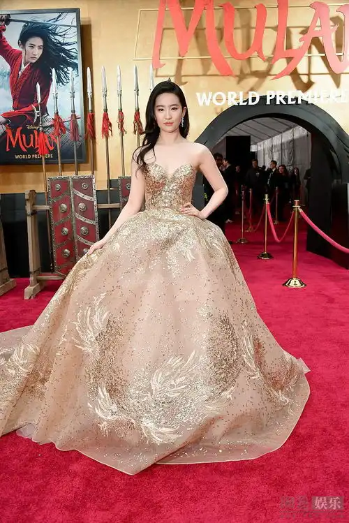 刘亦菲现身花木兰首映红毯穿金色礼服美艳动人