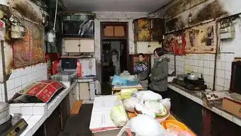 沪一家三口蜗居9平方鸽子笼厨卫合用,儿子每天踩冰箱上床