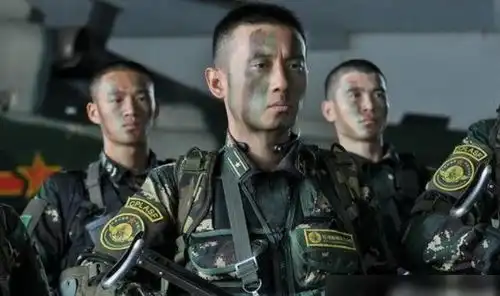 跑龙套15年因我是特种兵走红,岳父李幼斌对其赞不绝口
