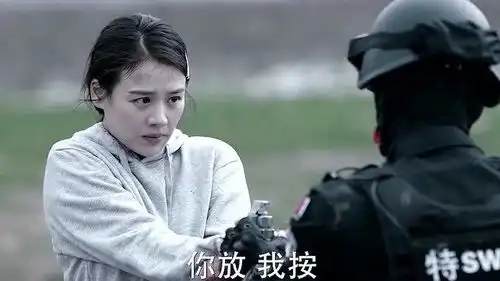米佧被犯罪分子劫持特警救援,成功后避开人群引爆炸弹,消失在了迷烟中
